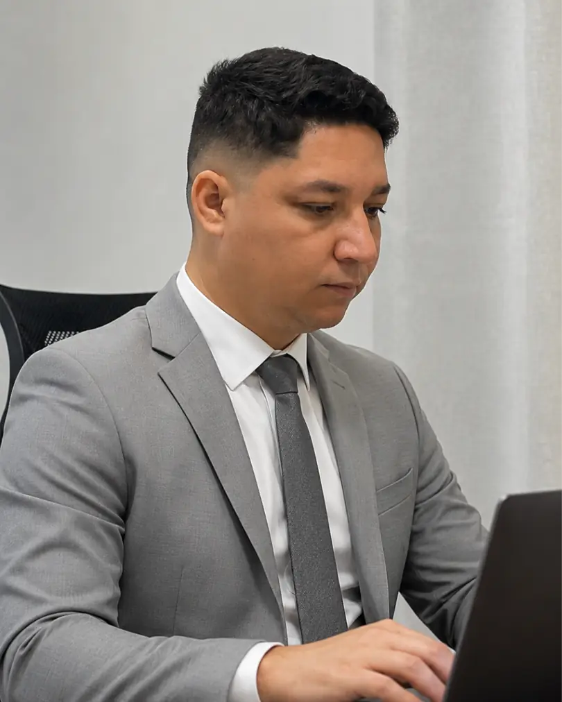 Slade Lima, CEO e gestor de tráfego pago da VS Agência, analisando campanhas